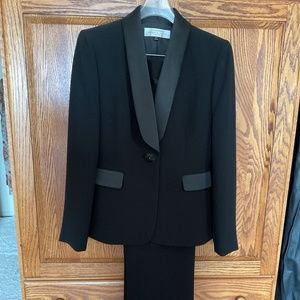Tamari Arthur s. Levine women’s suit